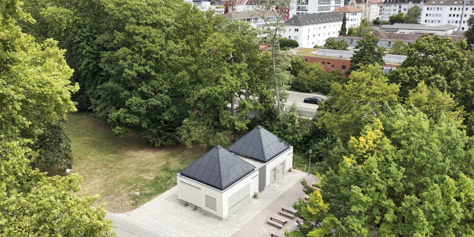 Luftaufnahme des Kiosks im Unteren Schlossgarten Stuttgart umgeben von altem Baumbestand