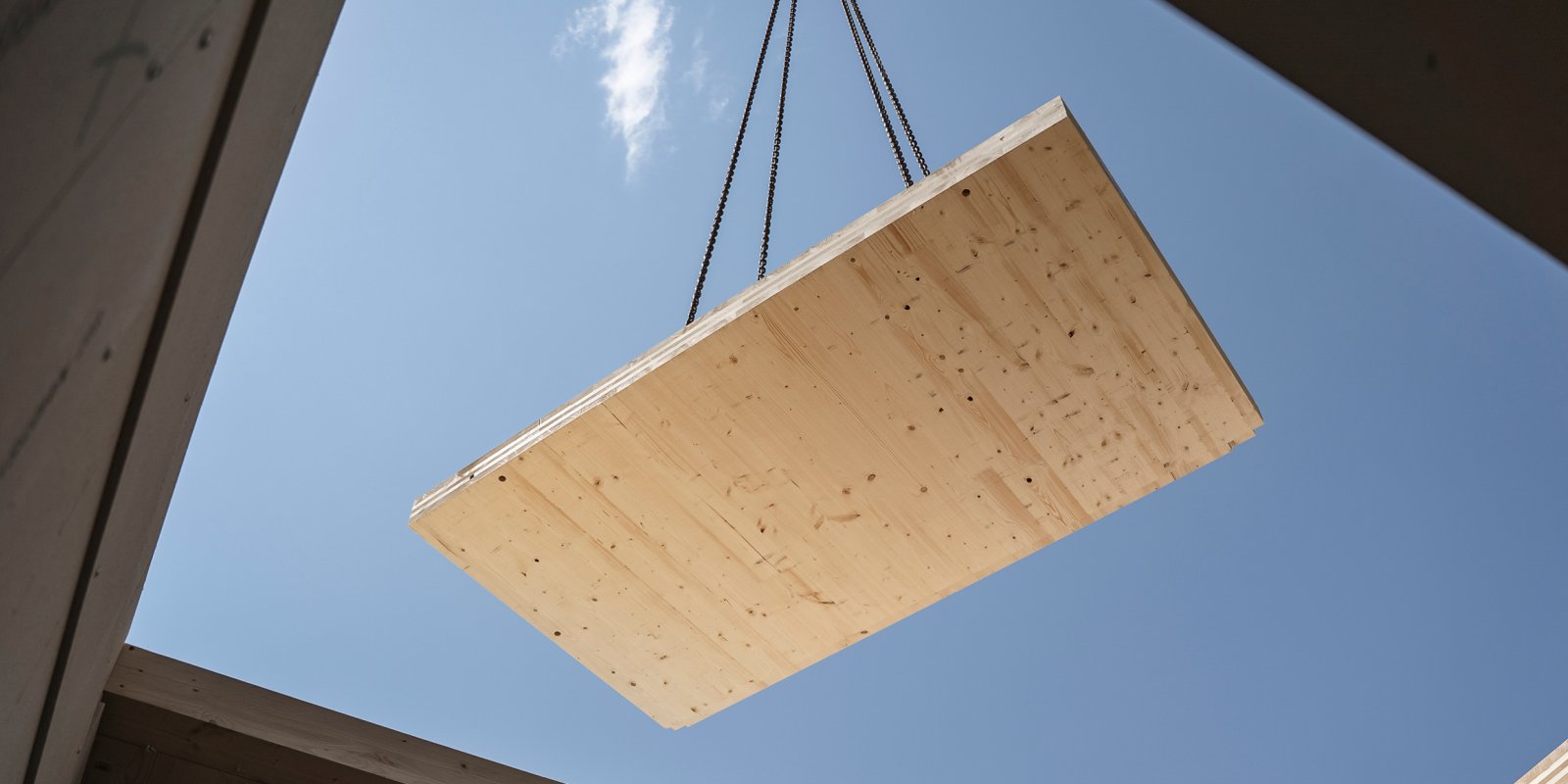 Vorgefertigtes Holzelement wird per Kran bei der Montage des Gebäudes in Stuttgart-Möhringen eingesetzt.
