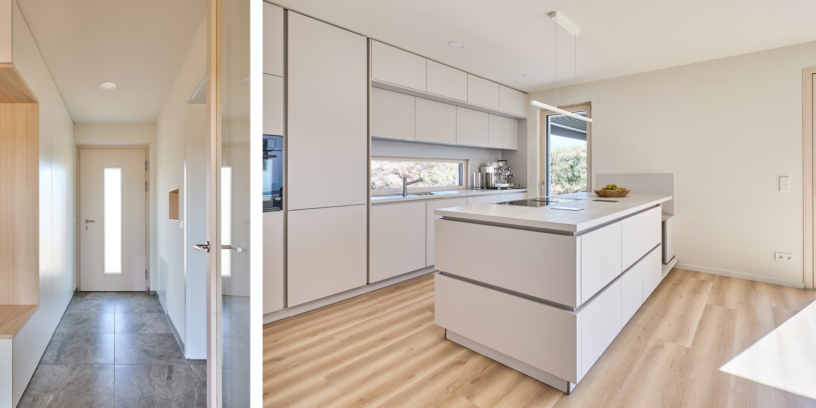 Minimalistische Küche mit heller Kochinsel, flächenbündigen Einbauten, Holzfußboden und großzügigem Tageslichteinfall
