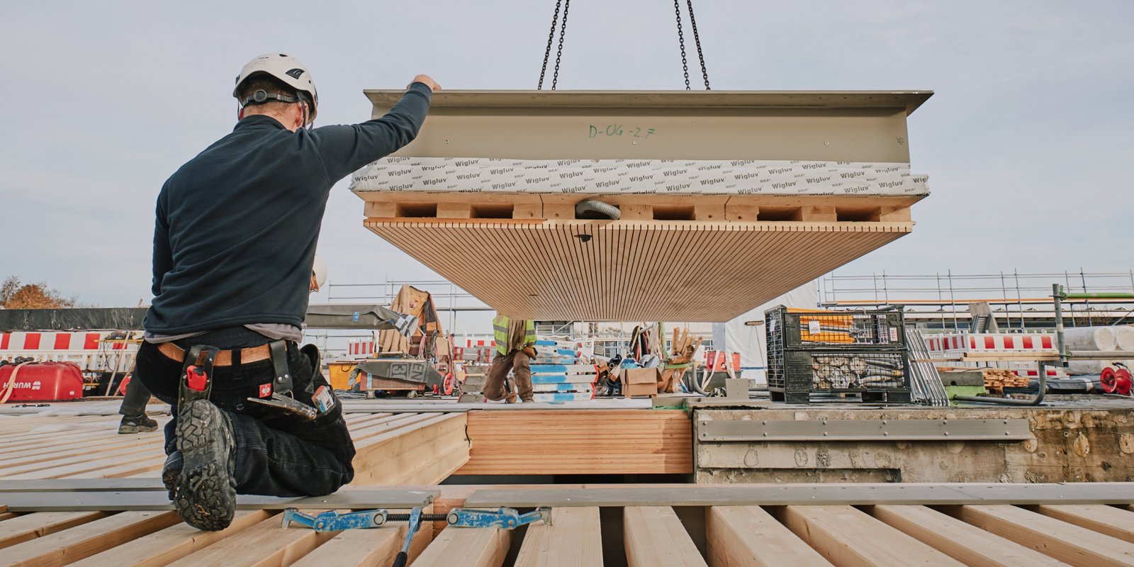 Einheben eines vorgefertigten Holzdeckenelements beim Schulzentrum Bönnigheim