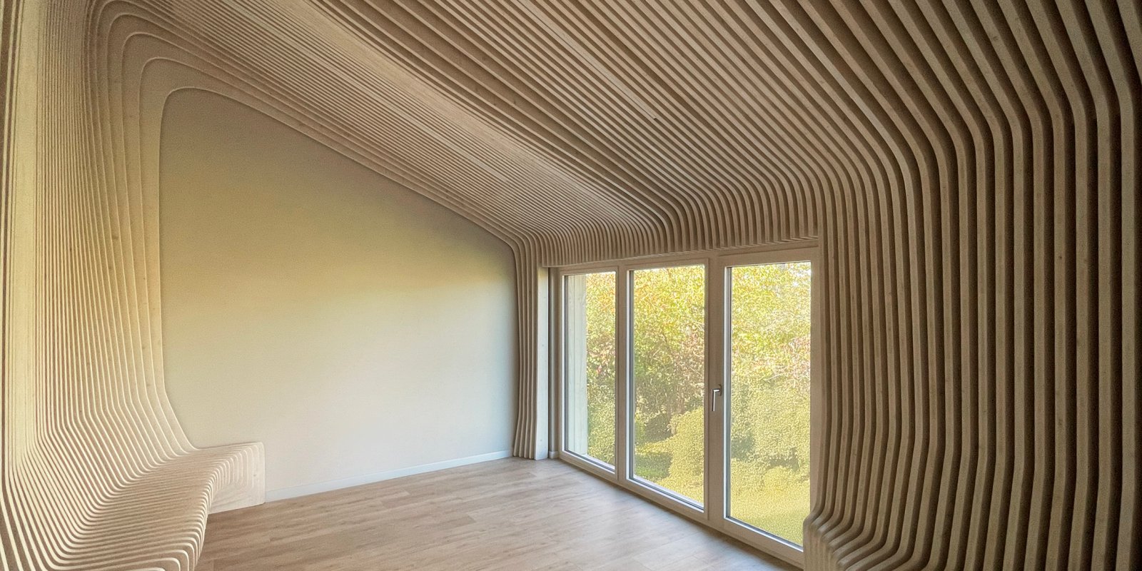 Parametrische Sitzbank aus Holz im Hospiz Schwäbisch Hall
