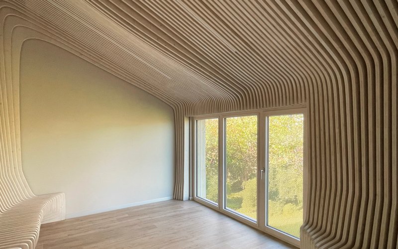 Parametrische Sitzbank aus Holz im Hospiz Schwäbisch Hall