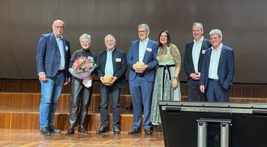 Zwei Ehrenträger und weitere Personen auf der Bühne