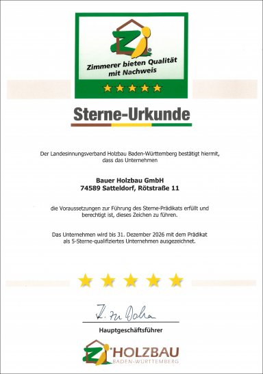 Offizielle Urkunde des Landesinnungsverbands Holzbau Baden-Württemberg. Ausgezeichnet wird die Bauer Holzbau GmbH in Satteldorf als 5-Sterne-Unternehmen bis zum 31. Dezember 2026. Oben das Logo „Zimmerer bieten Qualität mit Nachweis“, in der Mitte der Text der Auszeichnung, unten fünf gelbe Sterne, Unterschrift des Hauptgeschäftsführers und das Logo „HOLZBAU Baden-Württemberg“.