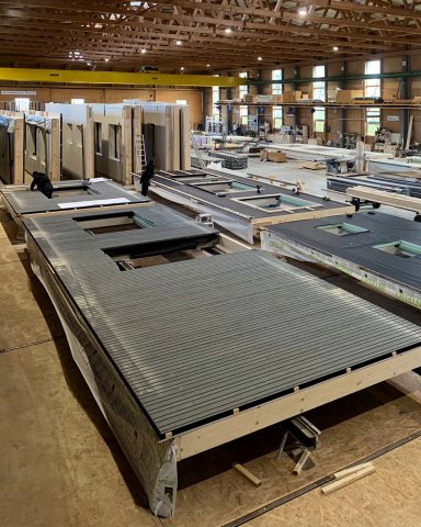 Blick in die Produktionshalle, in der Wandelemente aus Holz gefertigt werden