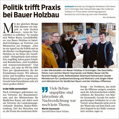 Vertreter der Ministerien für Landesentwicklung und Wohnen sowie für Ländlichen Raum besuchen Bauer Holzbau in Gröningen. Geschäftsführer Walter Bauer und Martin Szymanski führen durch die Werkshallen und sprechen mit den Gästen über die Herausforderungen des modernen Holzbaus – unter anderem über Genehmigungspraxis, Brandschutz und mehr Flexibilität beim Bauen.
