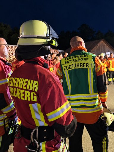 Einsatzkräfte der Feuerwehren Kirchberg und Satteldorf bei der gemeinsamen Übung auf dem Firmengelände von Bauer Holzbau.