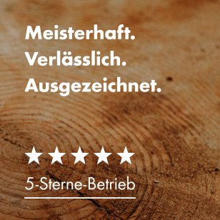 Grafik mit Holzmaserung im Hintergrund. Darauf steht in großer weißer Schrift: „Meisterhaft. Verlässlich. Ausgezeichnet.“ Darunter fünf weiße Sterne und die Auszeichnung „5-Sterne-Betrieb“. Die Gestaltung wirkt hochwertig und vertrauenswürdig.