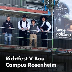 Zimmerer in Kluft auf einem Gerüst zum Richtfest des neuen Laborgebäudes der TH Rosenheim