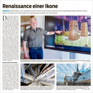 Walter Bauer, Zimmermeister und Geschäftsführer von Bauer Holzbau, steht vor einem Modell der Kathedrale Notre-Dame und deutet auf den rekonstruierten Vierungsturm. Die Aufnahme entstand im Rahmen seines Besuchs des neuen Dachstuhls in Paris. Im Hintergrund ist das beeindruckende Tragwerk aus Eichenholz zu sehen – Symbol jahrhundertealter Handwerkskunst und moderner Restaurierung.