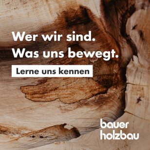 Nahaufnahme einer Holzstruktur mit Text: ‚Wer wir sind. Was uns bewegt. Lerne uns kennen.‘ Bildkachel zur Vorstellung des Unternehmens Bauer Holzbau.